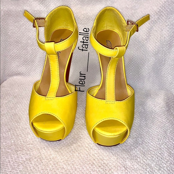 Gorgeous Spring/Summer Yellow Heels 💛 - Picture 1 of 4